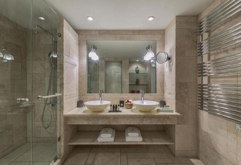 Family Suite, Kinsterna