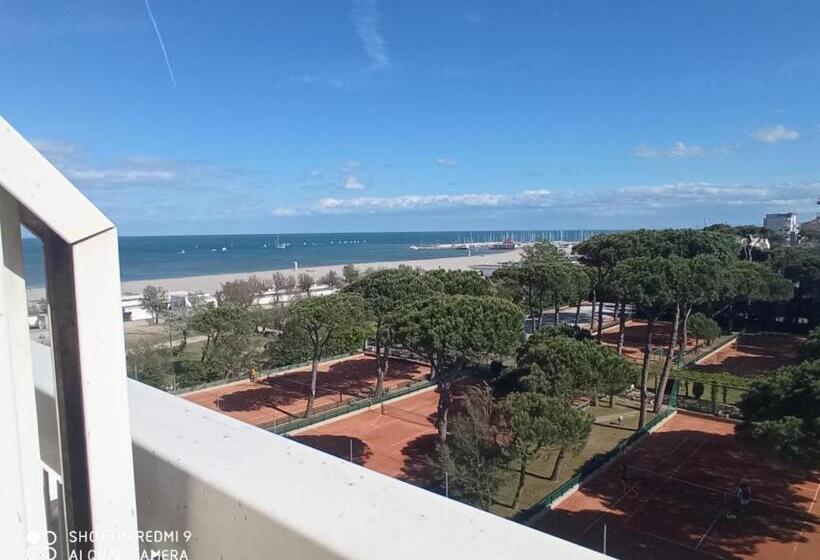 اتاق استاندارد چهار تخته با چشم‌انداز دریا, Helios Beach