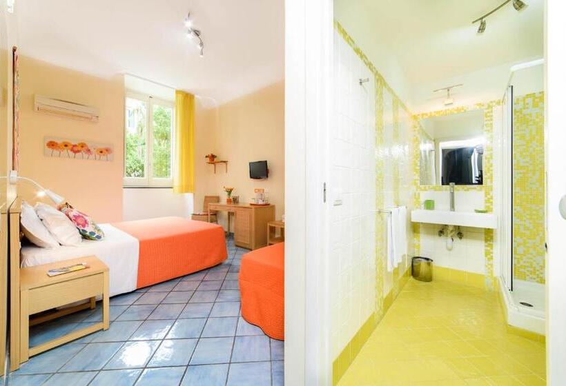 Трехместный Номер Базовый, Sharon House