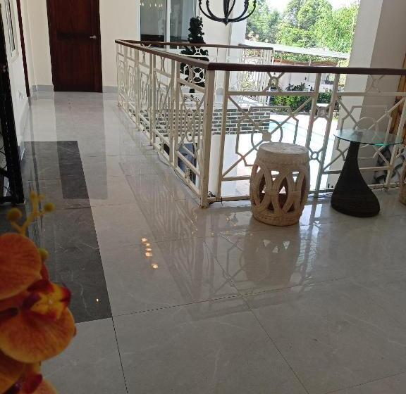 디럭스 패밀리 룸, Elicon Suites