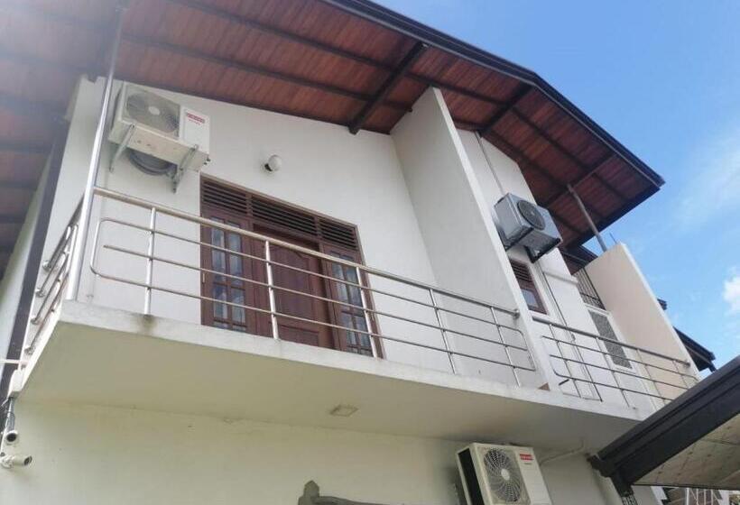 Quarto Triplo Deluxe, Lahiru Airport Villa