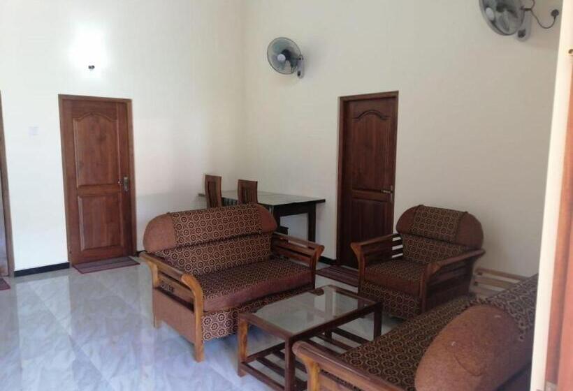 Quarto Triplo Deluxe, Lahiru Airport Villa