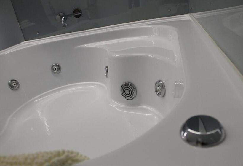 اتاق استاندارد با وان آب گرم, Zaro Suites B&b