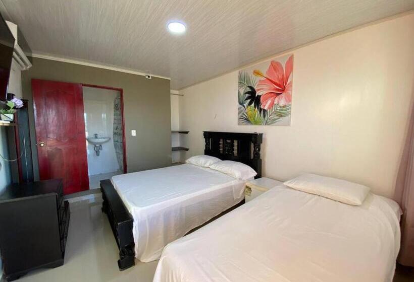 Standard Triple Room, Posada Shalain
