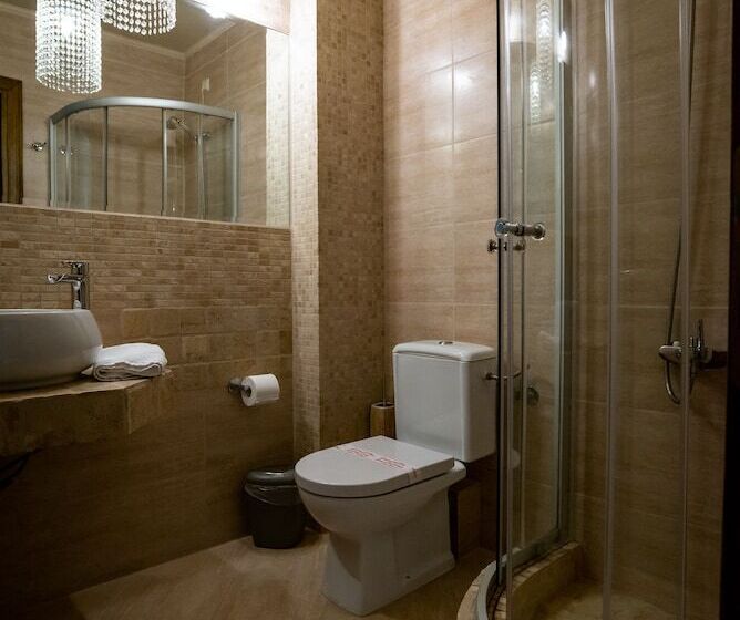 Quarto Estandar, Achtis