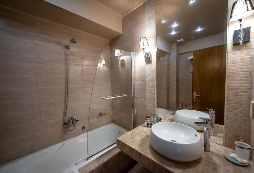 Family Suite, Achtis