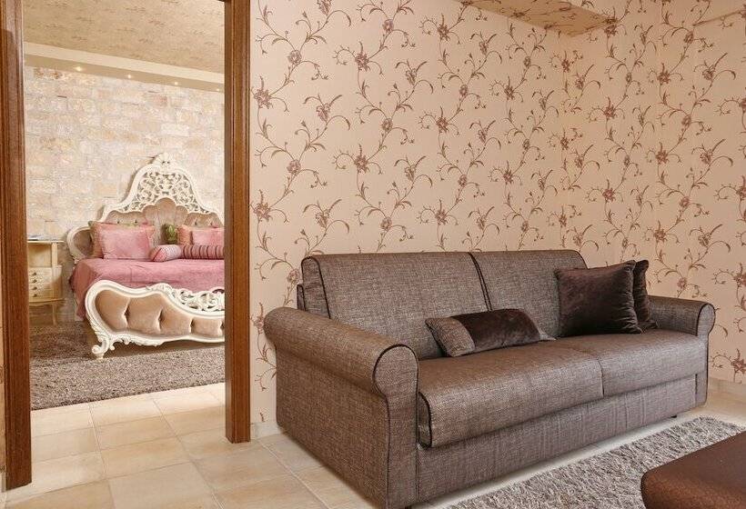 Family Suite, Achtis