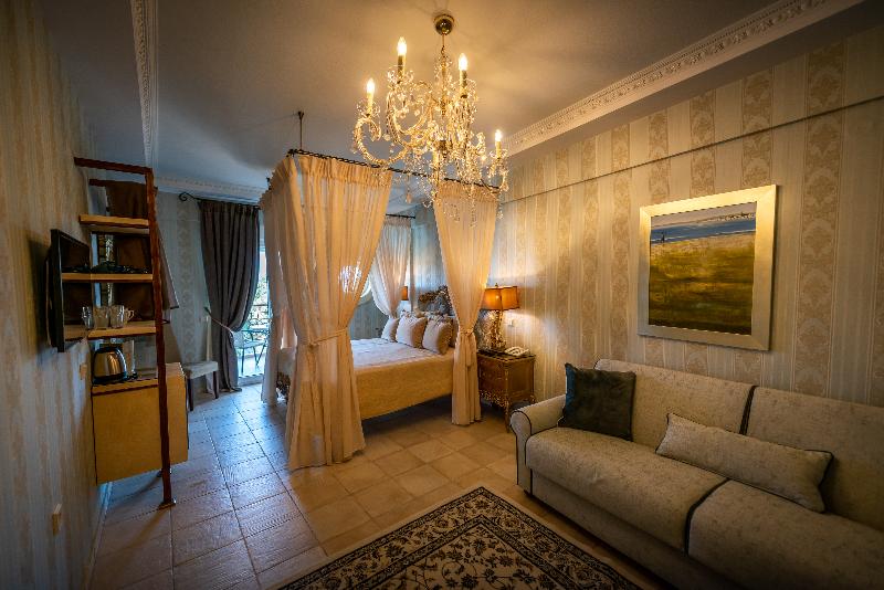 Quarto Familiar, Achtis