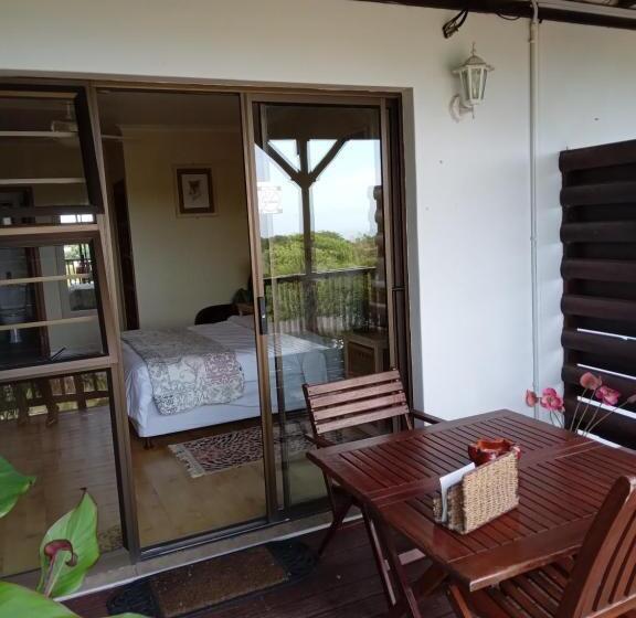 اتاق لوکس با بالکن, The Thatch Hide