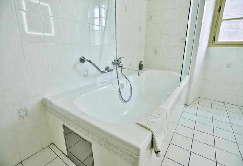 Quarto Estandar Individual, U Schnellu