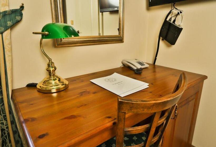 Quarto Estandar Individual, U Schnellu
