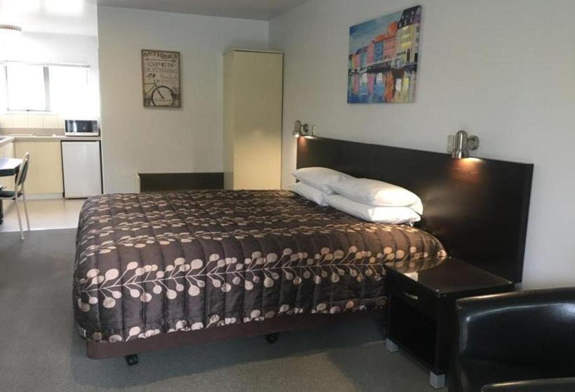 스탠다드 스튜디오, Colonial Manor Motel