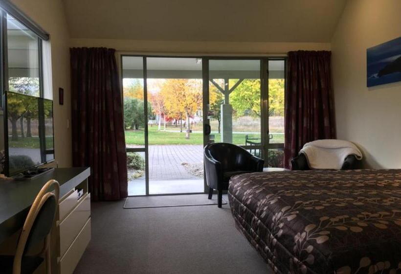 패밀리 룸, Colonial Manor Motel