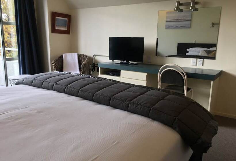 이그제큐티브 룸, Colonial Manor Motel