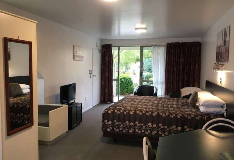 스탠다드 스튜디오, Colonial Manor Motel