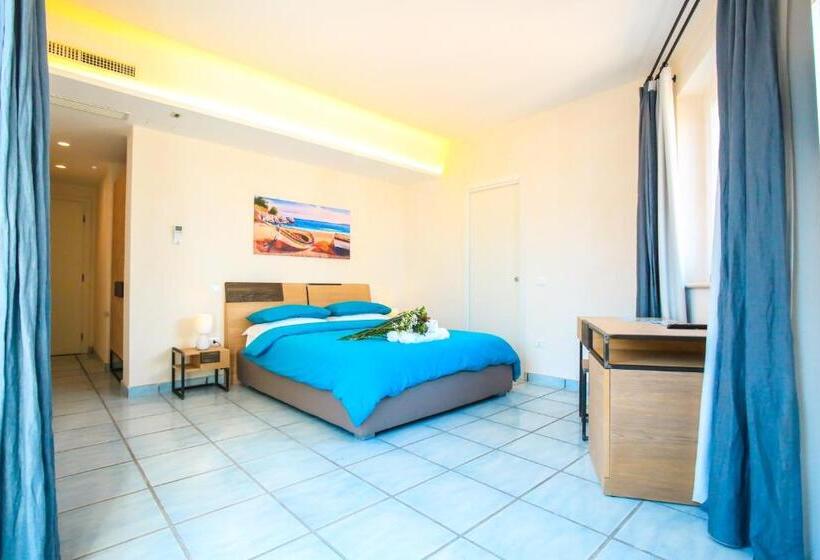 オーシャンビューデラックスルームバルコニー付き, Il Viaggiatore Gaeta Medievale B&b