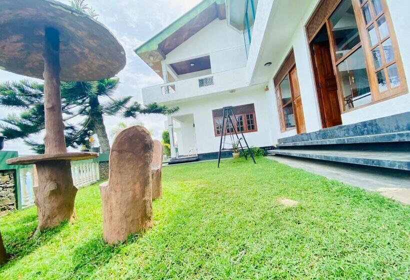 اتاق لوکس سه تخته, Srilak View Holiday Inn
