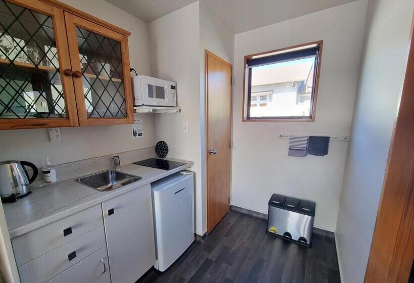 Студия Стандарт, Asure Highpark Motor Inn