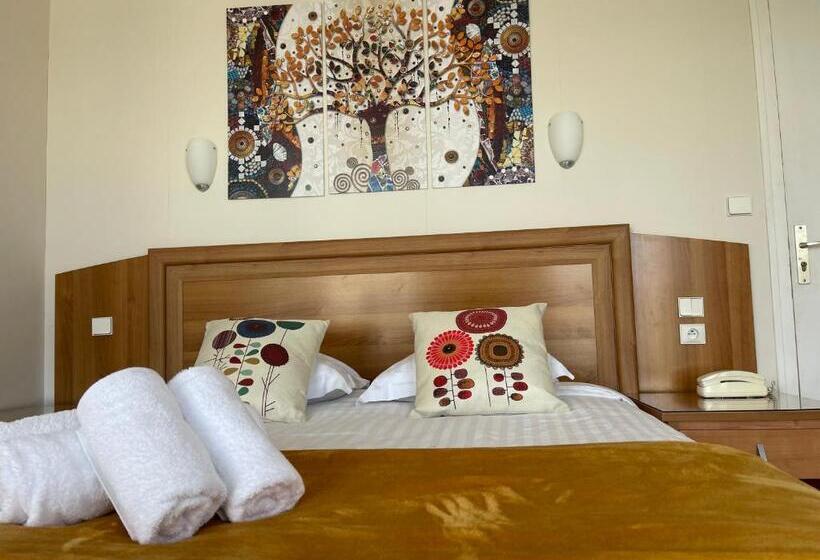 Номер Стандарт, Le Relais De La Place
