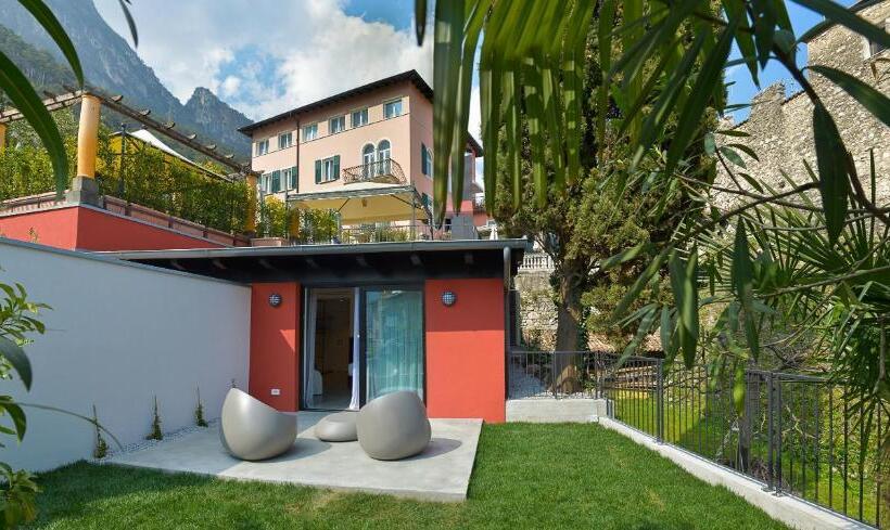 庭の見えるジュニアスイート, Villa Miravalle
