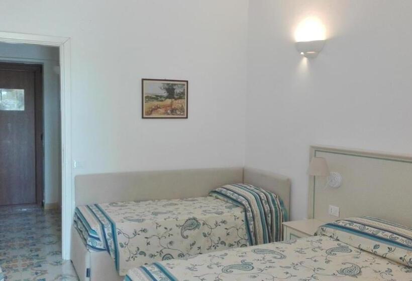 اتاق استاندارد چهار تخته با چشم‌انداز دریا, Capo Sud