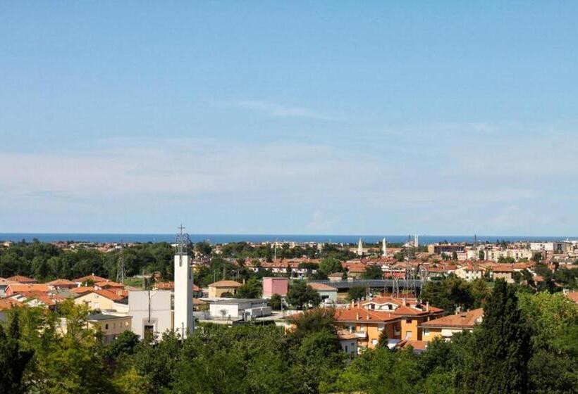 Полулюкс с Балконом, Castello Montegiove