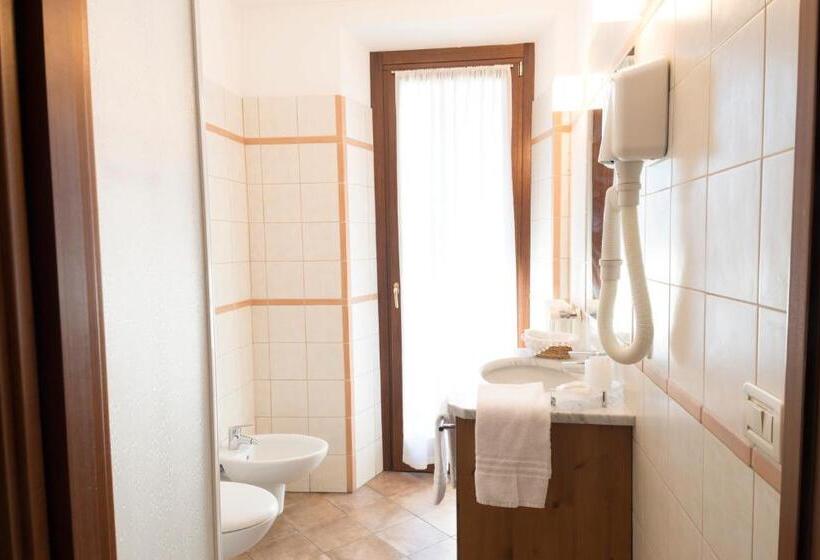 اتاق استاندارد چهار تخته, Residence Chateau