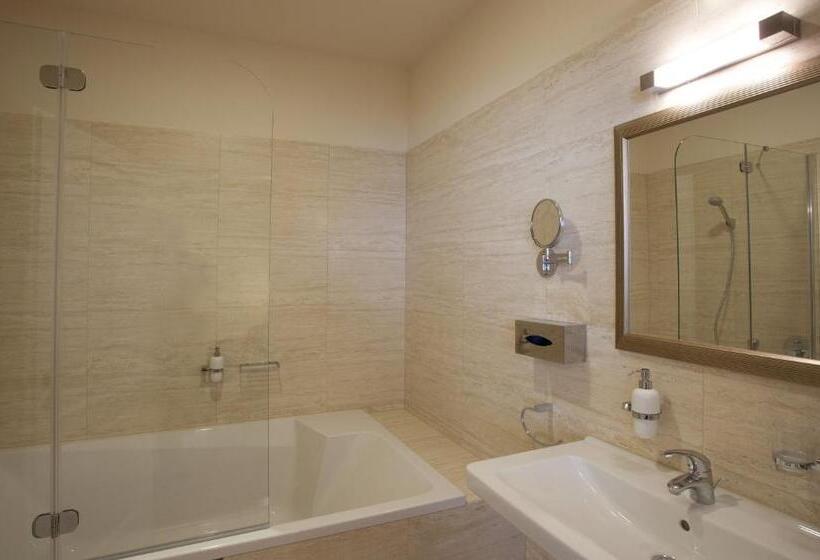 스위트, Barokk Hotel Promenád