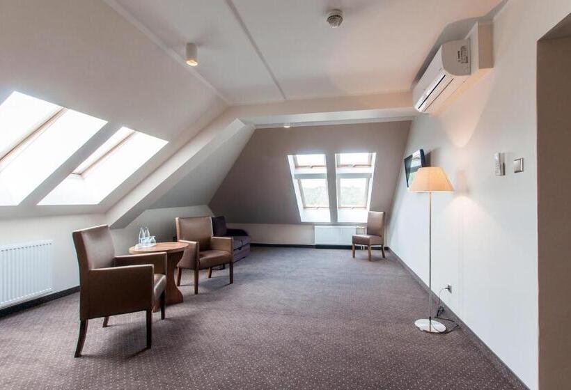 Quarto Triplo Estandar, Gem