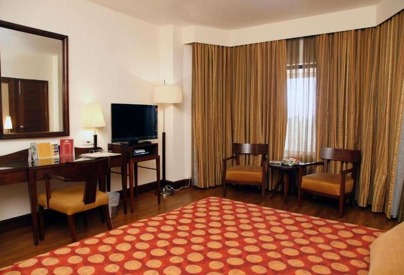 اتاق استاندارد با چشم‌انداز استخر, The Retreat Hotel & Convention Centre
