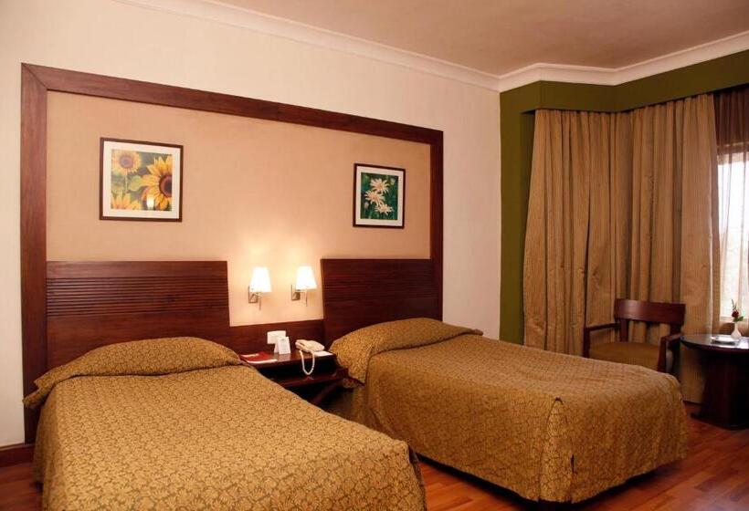 اتاق استاندارد با چشم‌انداز استخر, The Retreat Hotel & Convention Centre