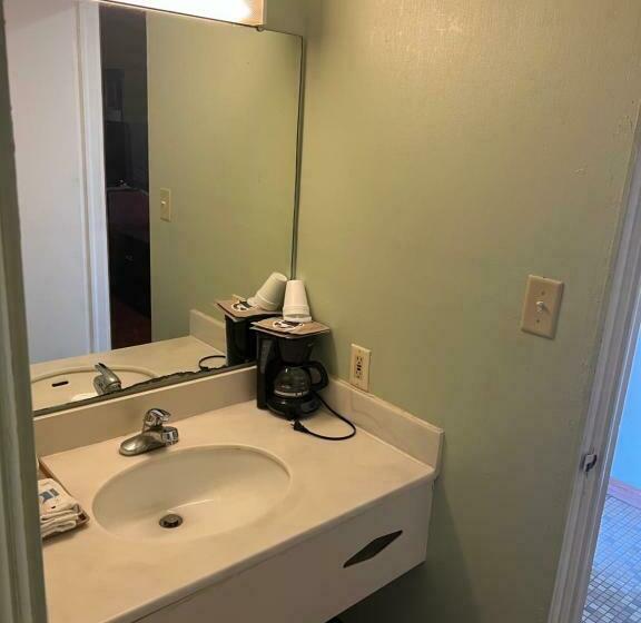 Номер Стандарт, Town & Country Motel