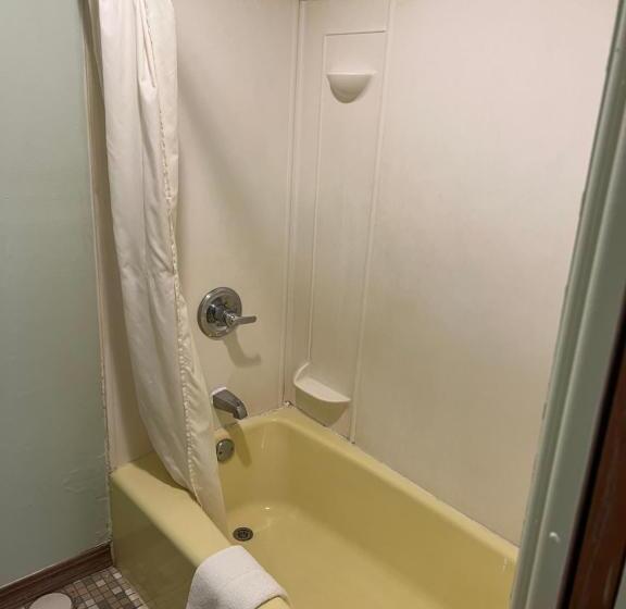 Семейный Номер, Town & Country Motel