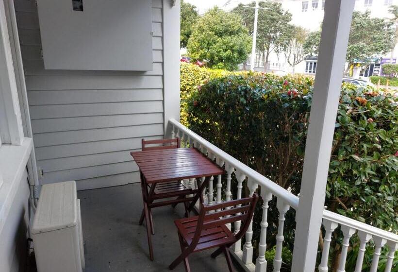 Апартаменты 1 Спальня, At Eden Park Motel