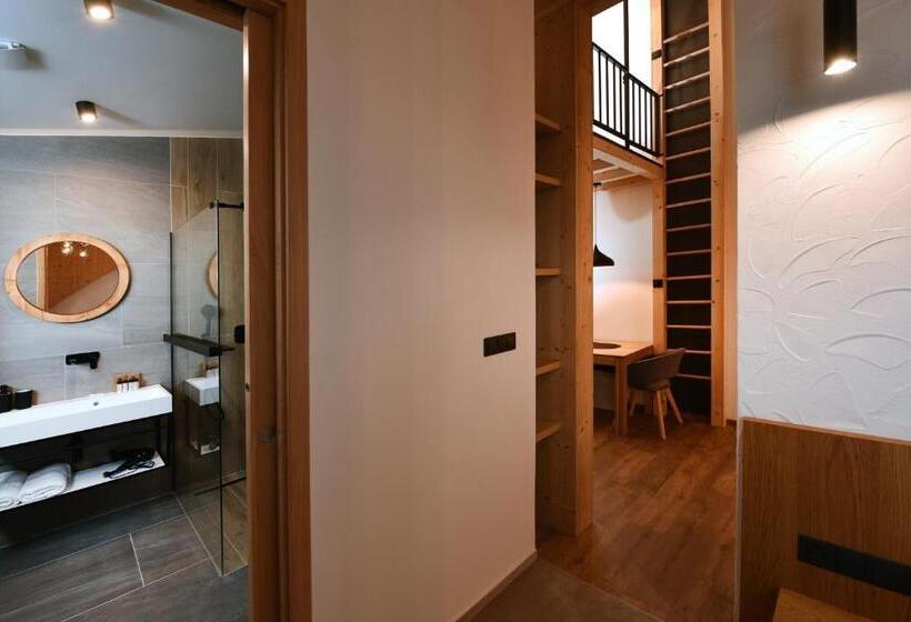 스탠다드 스튜디오, Aplend Hotel Ovruč