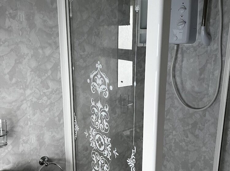اتاق خانوادگی, B&b Near The Sea