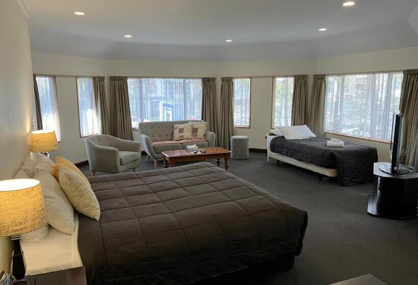 이그제큐티브 스튜디오, Fitzherbert Castle Motel