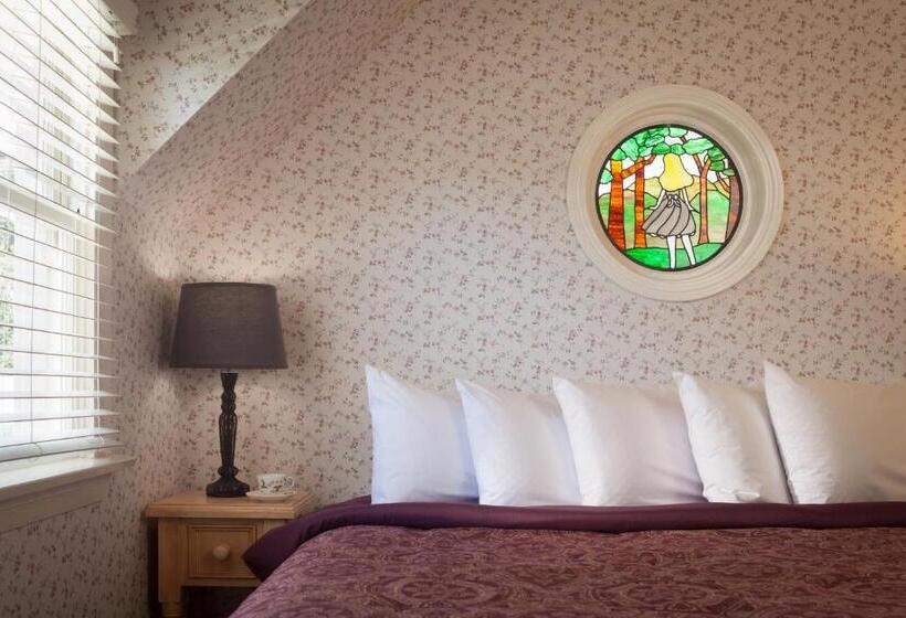 Номер Стандарт с Балконом, Cheshire Cat Inn & Cottages
