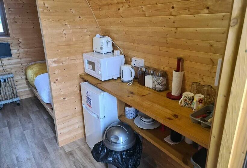Номер Basic, Lakeside Fishing Pods