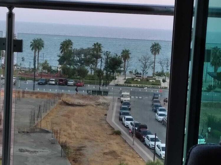 استودیوی استاندارد با چشم‌انداز دریا, Yelken Apart