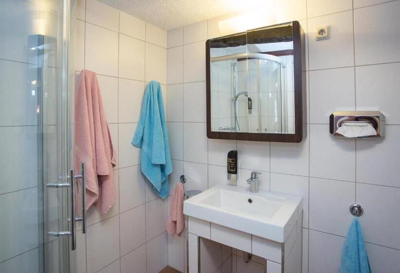 Standard Kolmen Hengen Huone, Kiepenkerl