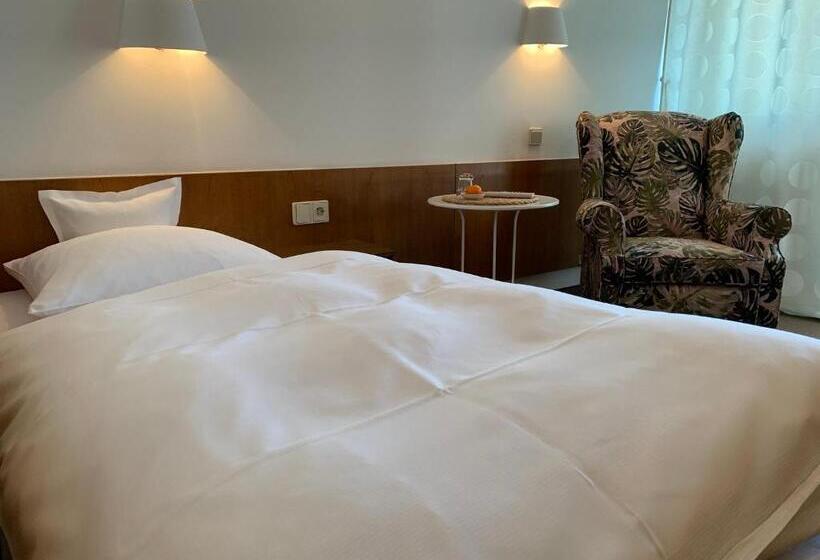 Quarto Estandar Individual, Marchen Garni