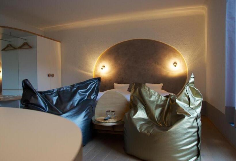 Quarto Estandar, Marchen Garni