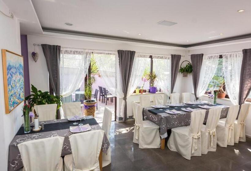 Habitaci�n Est�ndar Abuhardillada, Villa Sandi   Free Parking