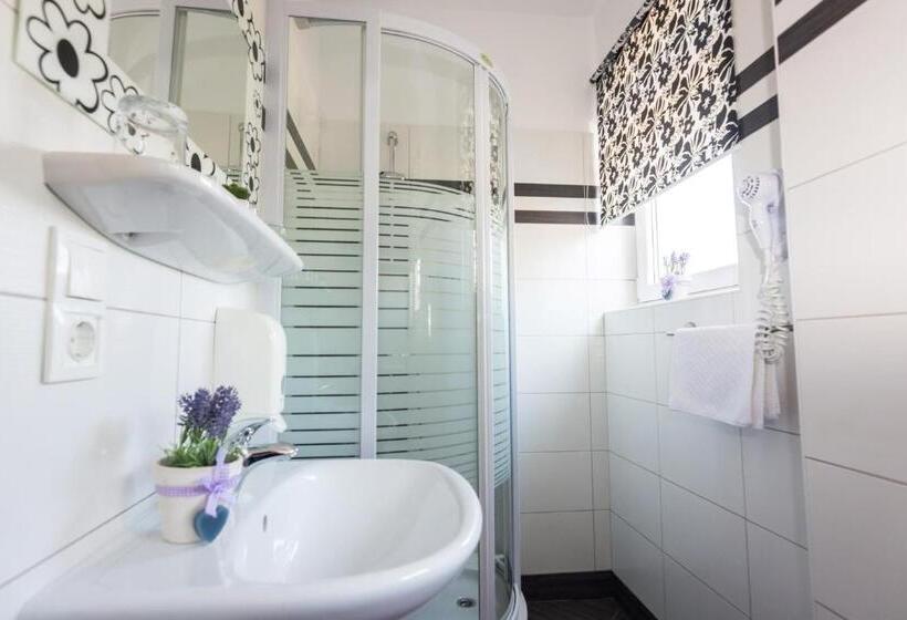 Habitaci�n Est�ndar Abuhardillada, Villa Sandi   Free Parking
