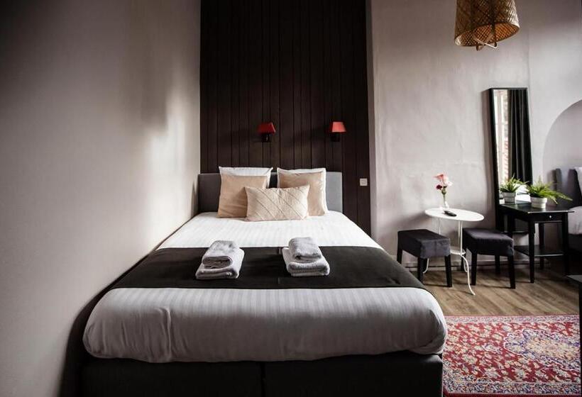 Standard Triple Room, Rose Red