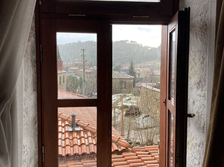 בקתת חדר, Mavras Tas Odalar