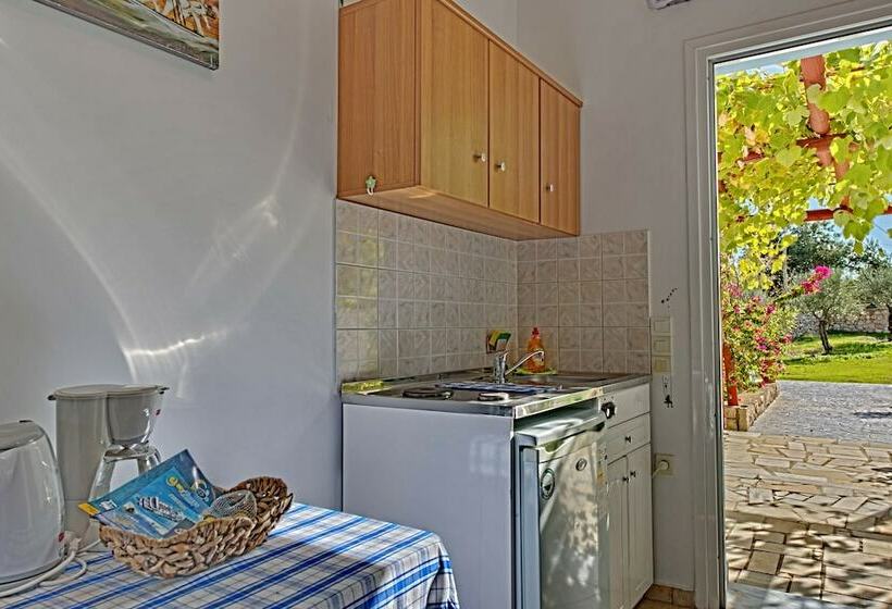 استودیو خانوادگی, Mikro Nisi Studios & Apartments