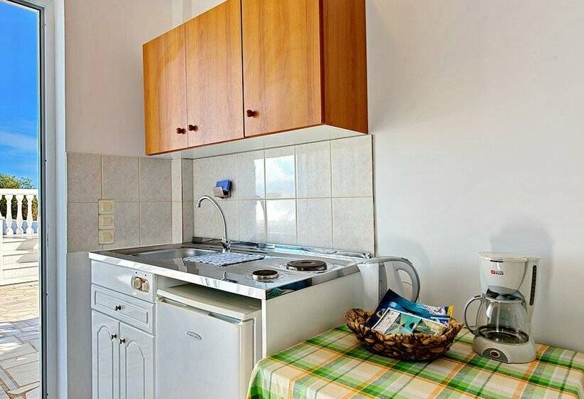 اتاق استاندارد سه نفره با چشم‌انداز کنار دریا, Mikro Nisi Studios & Apartments