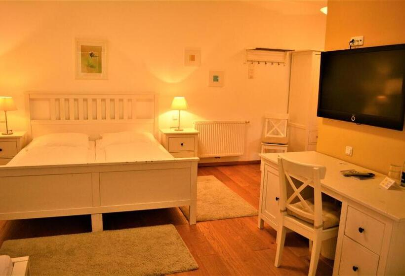 Номер Стандарт Трехместный, Economy Hotel Kronach